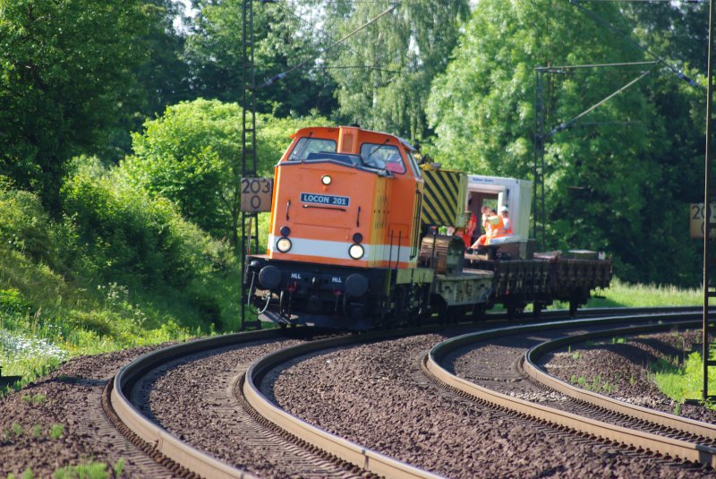 Hier eingefangen, die Locon 201 bei ihrem sonntglichen Arbeitseinsatz in Eschwege West im Rahmen der Neuenstehung des Stadtbahnhofs Eschwege. 24.05.2009.