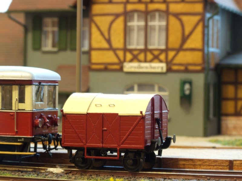 Hier einmal ein origineller VT-Beiwagen. Der wurde irgendwann einmal in einem Miba-Heft vorgestellt. Und er gefiel mir so gut, da ich ihn gleich nachbauen mute. Der Wagenkasten ist wieder aus Pappe entstanden, und die Radstze sind von einem TT-Wagen entwendet...