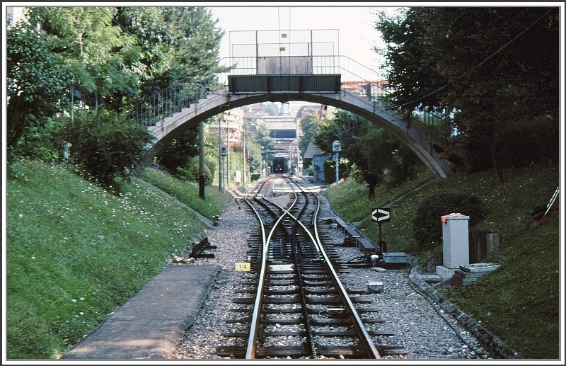 Hier ist die einzige Ausweichstelle Montriond zu sehen. Ein Zug wird bald den Tunnel unter dem SBB Bahnhof Lausanne verlassen. (Archiv 08/94)