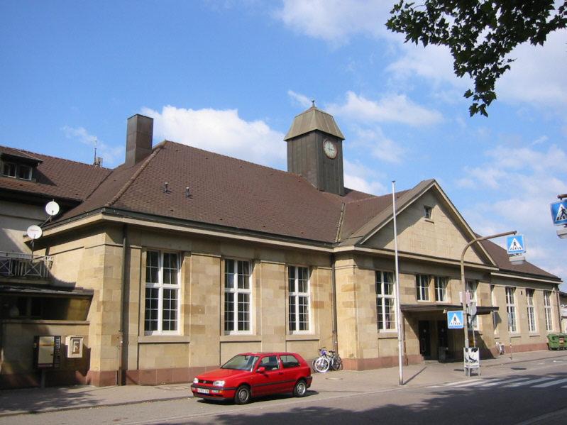 Hier ist das Empfangsgebude des Bahnhofs Karlsruhe-Durlach zu sehen. Der Bahnhof ist ein wichtiger Haltepunkt fr Regional-Bahnen der DB sowie der Stadtbahnen des Karlsruher Verkehrsverbundes (KVV). Die Aufnahme entstand am 14.09.2003.