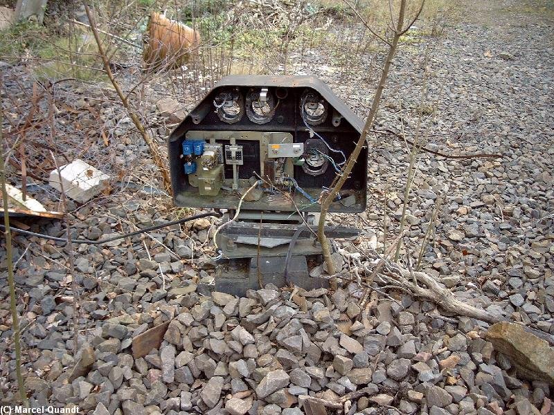 Hier die Ergnzung:
Das Lichtsperrsignal von hinten,es fehlen schon ein Trafo ein Relai(s) un der Deckel.