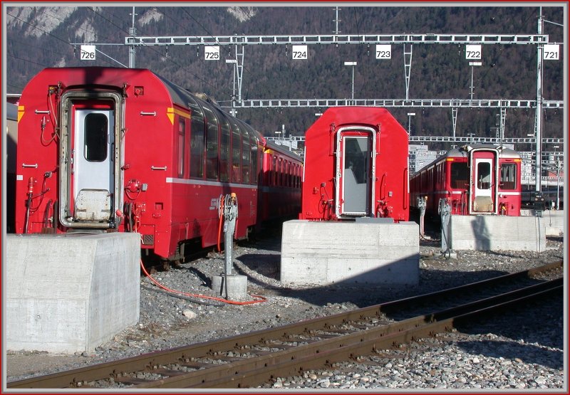 Hier erkennt man deutlich die verschiedenen Umrisse, links Bernina Express, Mitte Glacier Express und rechts ein Wagen mit Stirnwandfenstern, die noch als Verstrkungswagen eingesetzt werden. Eingesetzt am Zugschluss bieten sie eine tolle Sicht auf die Strecke. (20.02.2007)