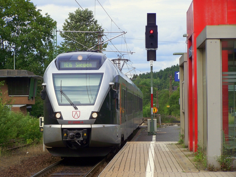 Hier der ET 23008-A aus Essen Hbf kommend bei der Einfahrt von Welschen-Ennest auf dem Weg als RE16 nach Siegen Hbf.