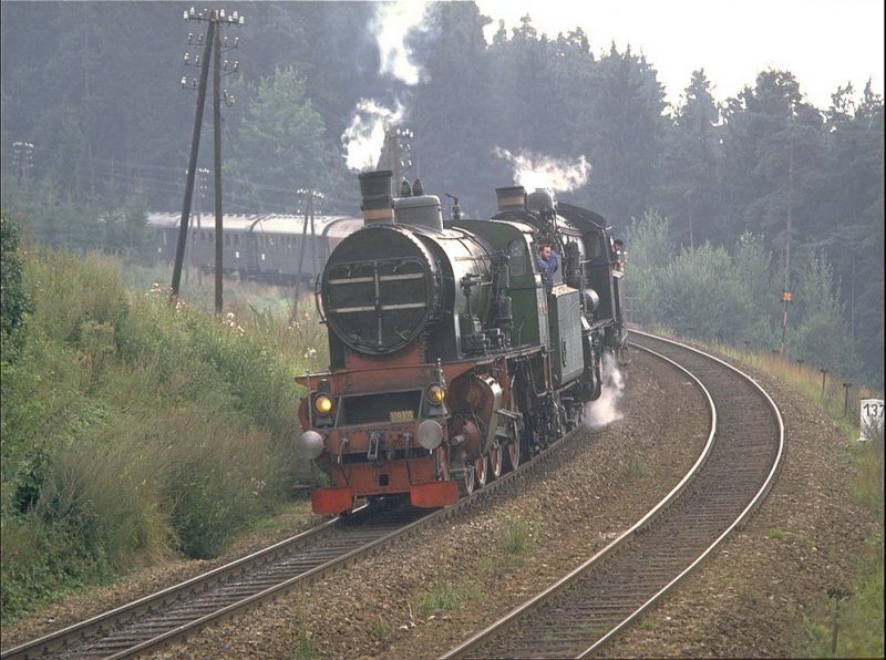Hier der Extrazug mit MAV Lok 109.109 und 33.132 von B&B,auf der Rckfahrt von Gmnd nach Wien-Nordbahnhof im September 1987(Archiv P.Walter)
