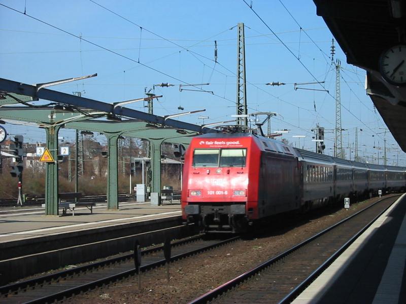 Hier fhrt die 101-001 mit einem EC durch Worms Hbf. (21.03.2005)