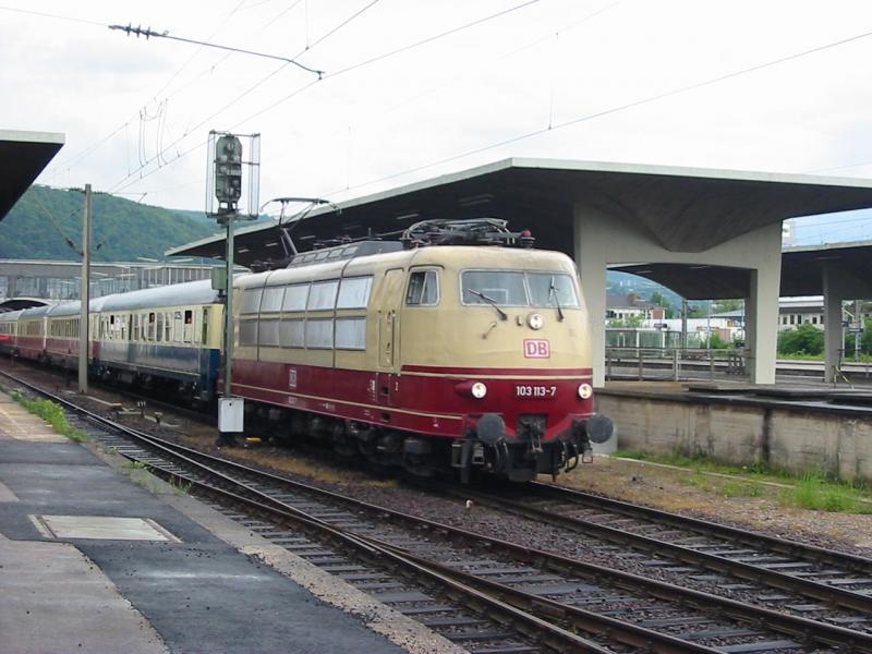 Hier fhrt die 103-113 wahrscheinlich ihren letzten Sonderzug hier bei der Ausfahrt von Heidelberg Hbf, da ihre Zulassung am 27.05.2005 abluft.