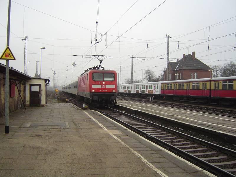 Hier f�hrt 112 188 mit einem InterRegio am 10.01.04 mit hoher Geschwindigkeit durch den Bahnhof Zossen.