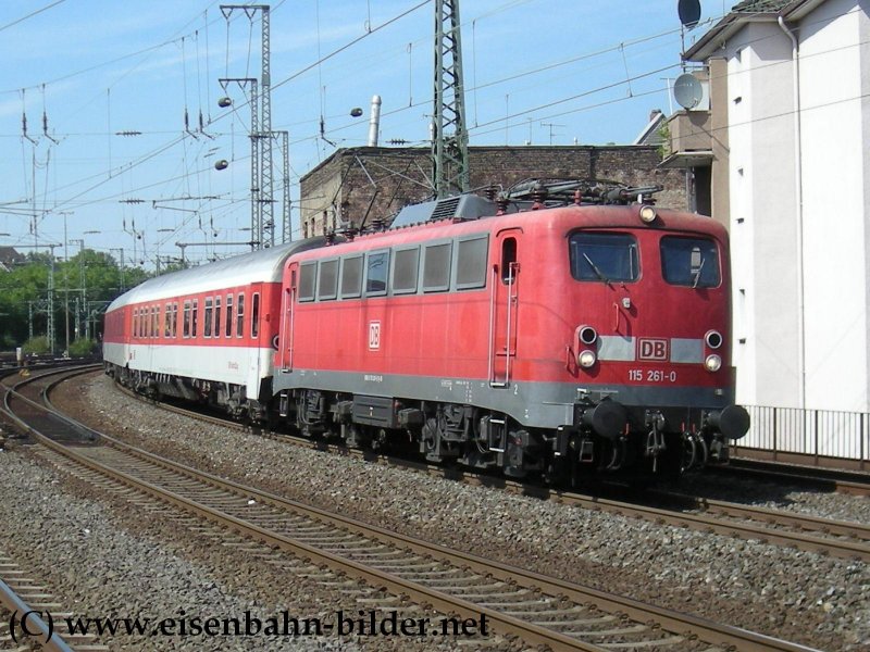 Hier fhrt 115 261 mit dem Autozug nach Narbonne. (05.08.2009, Dsseldorf Volksgarten)


