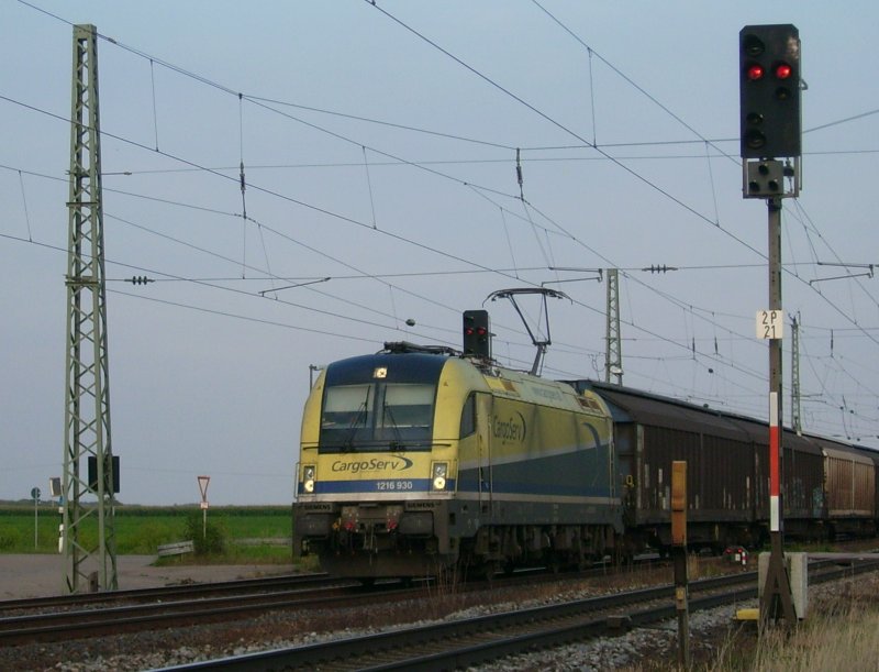 Hier fhrt 1216 930 Cargo Serv der BB am 14.08.2009 durch Mangolding.
