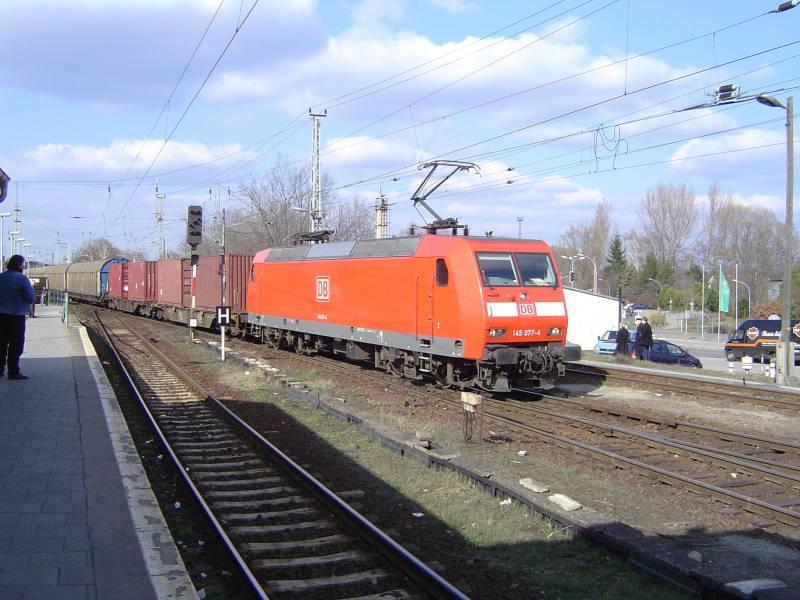 Hier fhrt 145 077 in den Bahnhof Knigs Wusterhausen. (27.03.04)
