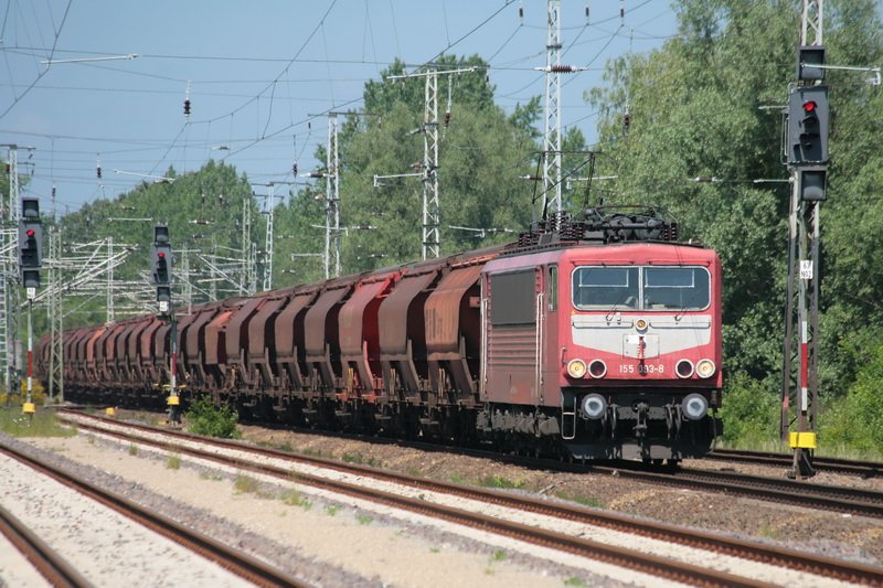 Hier fhrt die 155 093 mit ihrem Gterzug durch Schwerin-Grries. 25.05.2009  