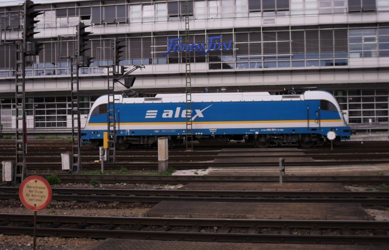 Hier fhrt 183 001 der Arriva Lnderbahn Express am 4.10.2009 durch Rgb.Hngt sich danach an einen Zug nach Mnchen.