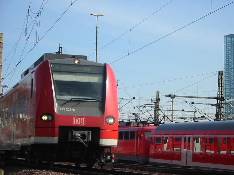 Hier fhrt die 425-227 gerade als S1 nach Speyer hier kurz vor der Rheinbrcke.