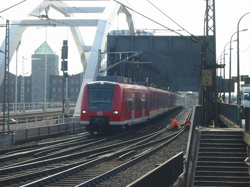 Hier fhrt die 425-269 mit zwei anderen Einheiten aus dem S-Bahnnetz(425-226,425-210) als Leerfahrt ber die Rheinbrcke.
Diese Kombination sieht man nicht oft.