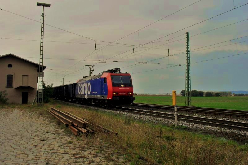 Hier fhrt 482 041-1 am 4.10.2009 durch Mangolding. Neben ihm das alte Bahnhofsgebude