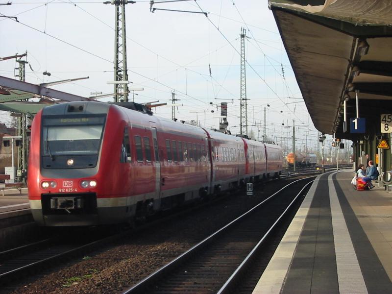 Hier f�hrt der 612-625 am 21.03.2005 in Worms Hbf ein.