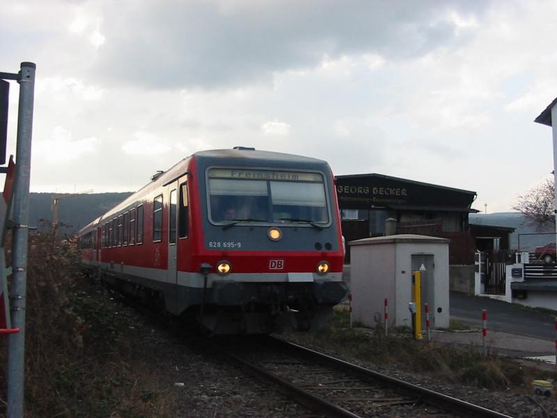 Hier fhrt der 628-695 am 25.03.2005 nach Freinsheim.