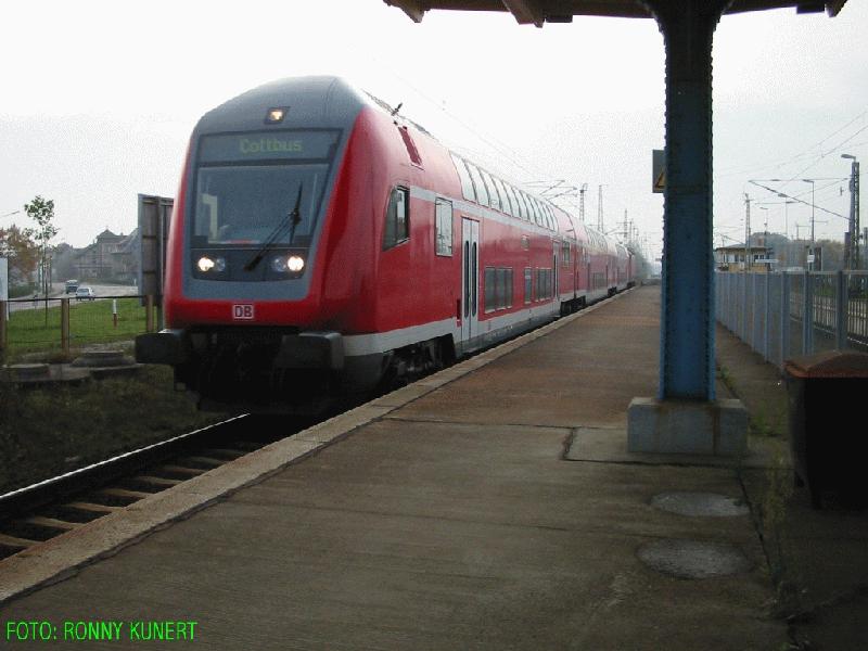Hier fhrt am 01.11.02 eine Regionalbahn mit 3 Dostos und einer 114er in Doberlug-Kirchhain ein,und das sogar 2min vor Plan!!! ;-)