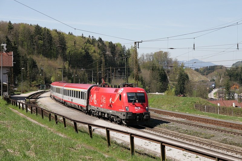 Hier fhrt am 27.04.08 1116 031  EM Trkei  mit dem IC 693 nach Wien. Foto entstand in Hallwang-Elixhausen. 