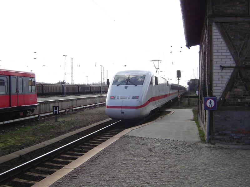 Hier fhrt Ausnahmsweise ein ICE 402 021 durch Knigs Wusterhausen. Es ist ein Sonderzug der in Lbbenau seine Namensgebung erhlt. (27.03.04)