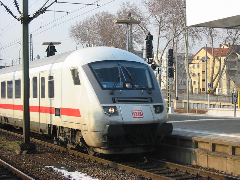Hier fhrt ein IC Steuerwagen der Baureihe Bpmbdzf der in Mannheim einfhrt.