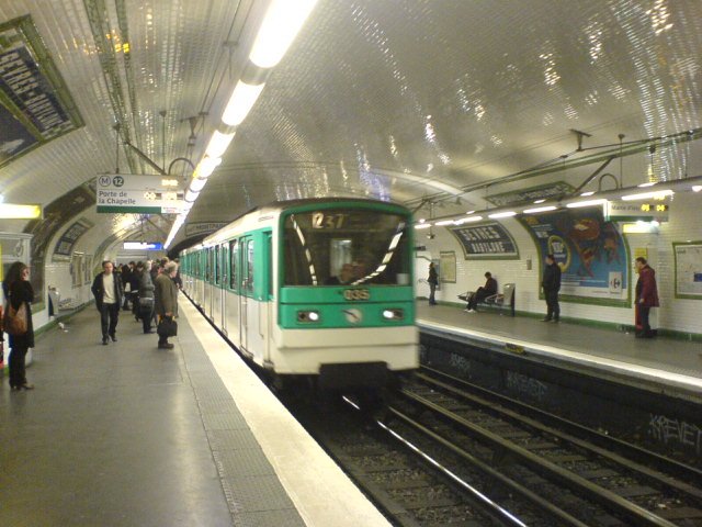 Hier fhrt ein Zug der Linie 12 gerade in die Station Sevres Babylon ein. 