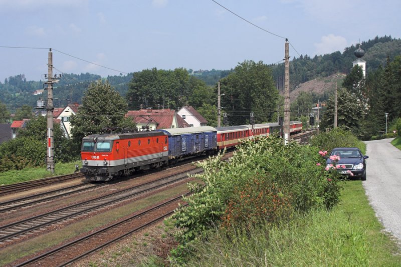 Hier fhrt gefhrt von 1044 054 der Erlebniszug Richtung Wels in den Bahnhof Wernstein (Inn) ein.