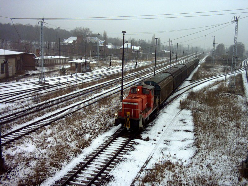 Hier fhrt gerade 363 821-0 in den Rbf Wustermark ein. Sie kommt aus Nauen und hat einen Zug aus Schiebewandwagen aus dem Waschmaschienenwerk Bosch am Haken. (Rbf Wustermark, 09.02.07)