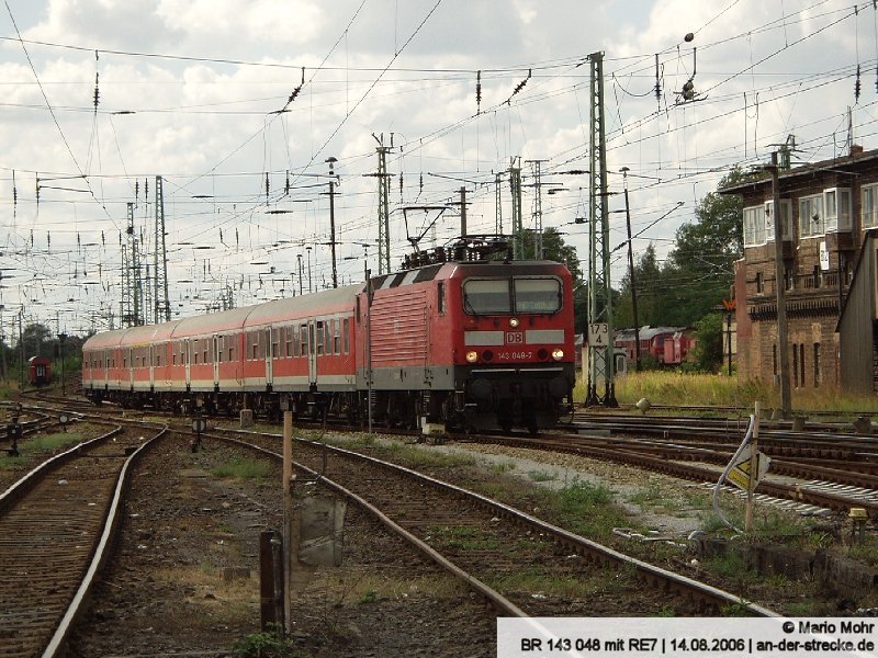 Hier fhrt gerade BR 143 048 mit einem RE in den Bahnhof Cottbus ein.