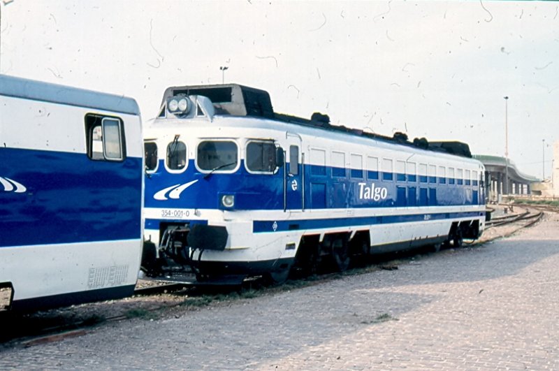 Hier fhrt gerade die Lok an ihren Zug. Almeria 1999. Hinweis: eingescanntes Dia