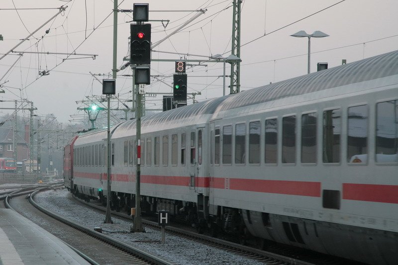 Hier fhrt der IC nach Binz aus dem Bahnhof Schwerin mit einem Lichtbogen an der 101 142-8. 31.12.2008