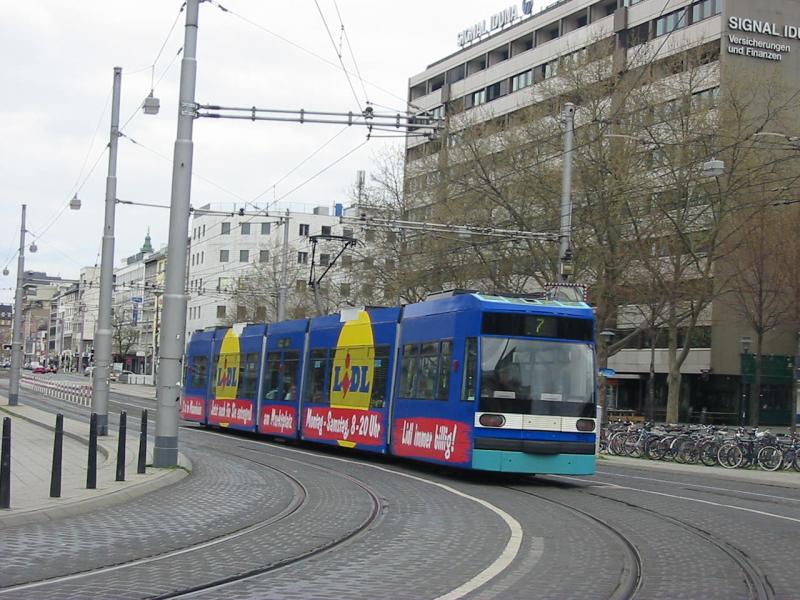 Hier fhrt eine Mannheimer Straenbahn aus Mannheim Hbf aus, diese hat eine LIDL Werbung weil LIDL 12x in Mannheim gibt.