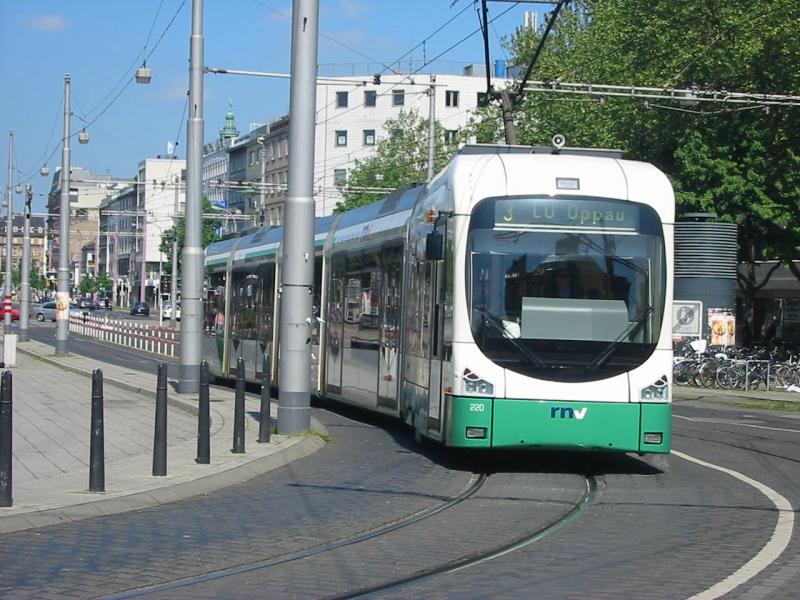 Hier fhrt eine neue Straenbahn von Mannheim im Mannheimer Hbf ein.