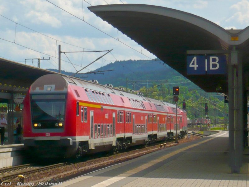 Hier fährt eine RB nach Naumburg (Saale) Hbf in den Bahnhof Saalfeld (Saale) auf Gleis 5 ein. Auch wenn einige Bahnsteige auf der Saalbahn schon für 4 Wagen zu kurz sind, fährt dieser Umlauf schon seit einiger Zeit mit 4 Wagen - ein anderer dafür nur mit 2 Wagen. (20.05.2009)