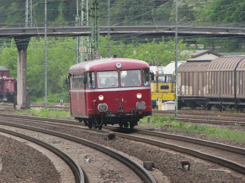 Hier fhrt der Schienenbus 798 752 der Kasbachtalbahn am 03.05.09 in den Bahnhof Linz ein.