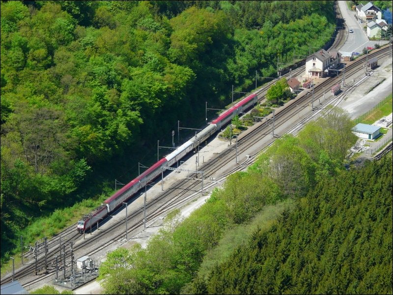 Hier f�hrt der Sonderzug zum Ginsterumzug in Wiltz in den Bahnhof von Kautenbach ein. Au�er den �blichen Dostos, geh�ren noch ein Wegmann- und der  Rendez-vous  Wagen zur Zuggarnitur. 12.05.08