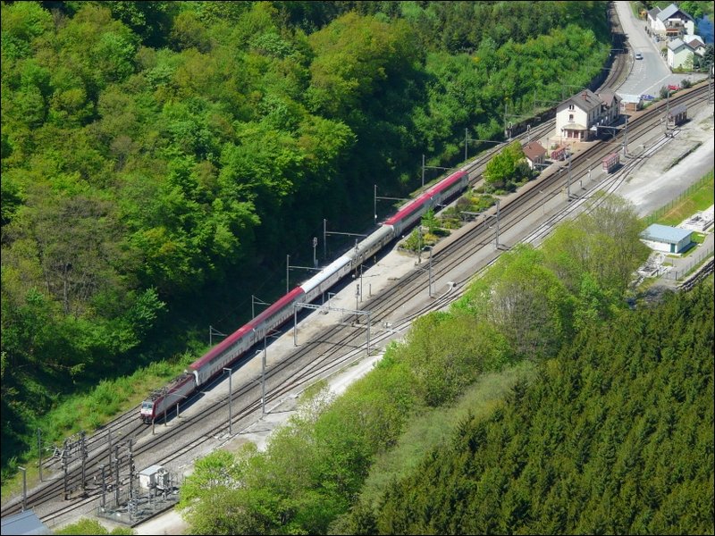 Hier fhrt der Sonderzug zum Ginsterumzug in Wiltz in den Bahnhof von Kautenbach ein. Auer den blichen Dostos, gehren noch ein Wegmann- und der  Rendez-vous  Wagen zur Zuggarnitur. 12.05.08