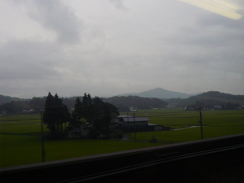 Hier fährt der Tôhoku-Shinkansen ( Shinkansen in den Nordosten ) durch einen Gewittersturm von Norden her Richtung Ichinoseki. Dieses stark vulkanische Gebiet ist allein 2008 durch zwei schwere Erbeben erschüttert worden. 30.August 2008.