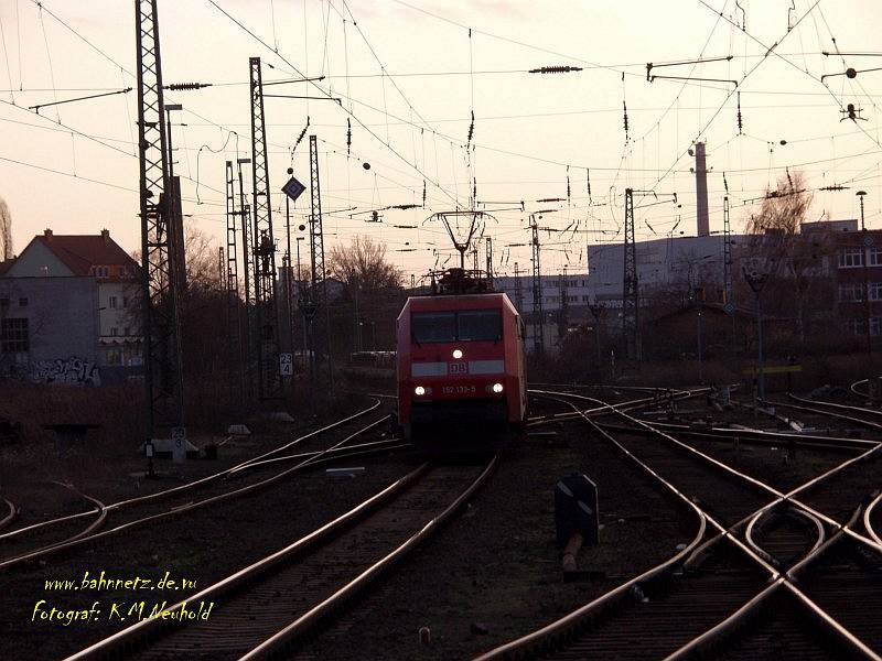 Hier fhrt 152 133-5 mit ihrem Gterzug am Bahnsteig 1 des Dessauer Hauptbahnhofes ein.