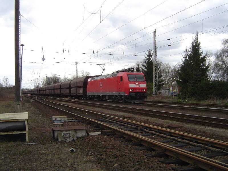 Hier fhrt 185 023 den 62142 (Ziltendorf-Hansaport) durch Knigs Wusterhausen. Dieser Zug ist eigentlich ein 140er Leistung. (04.04.04)