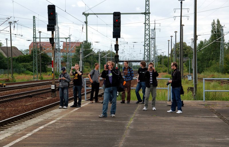 Hier die Fotografen-Meute von vorn, v.l.n.r: Fabian, Kevin, Hannes, Rolf, Thomas, Valentin, Andy und Jan. Bernhard stand neben mir; Christopher hat sich hinter Rolf versteckt.