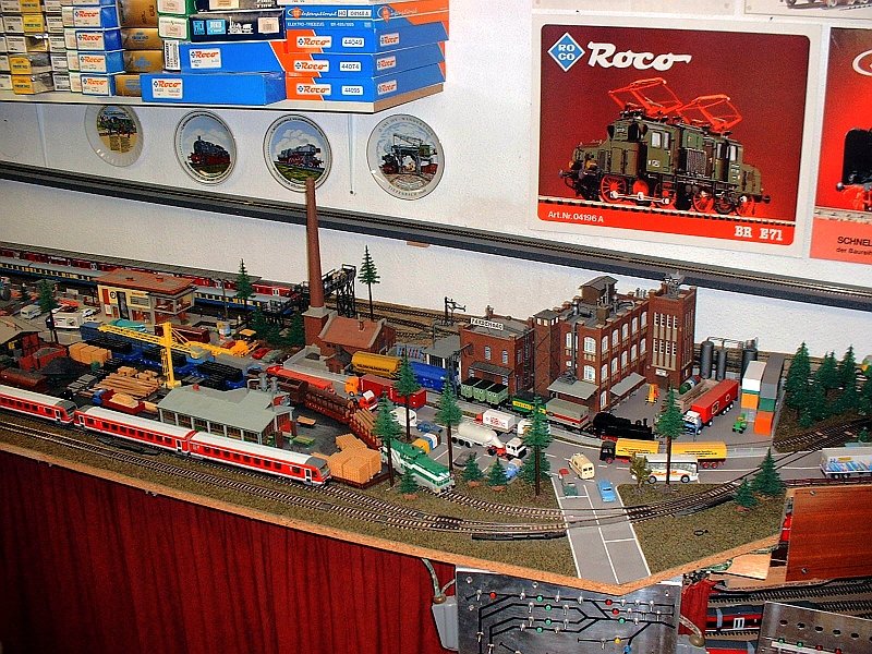 Hier das ganze fertig, aufgenommen im Oktober 2001. Zu sehen ist auch ein Teil des roten Schiebevorhanges, der die beiden Abstellbahnhfe verdeckt.