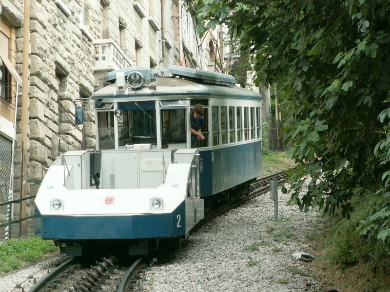Hier geht es in die 26% Steigung Richtung Villa Opicina.Der Standseilwagen schiebt die Strab die 800m lange Steigung hinauf.Bis 1927 war hier eine Zahnradstrecke(System Strub)mit baugleichen E-Zahnradloks wie bei der Rittnerbahn im Sdtirol.1928 wurde auf Standseilbetrieb umgebaut.Triest 03.06.08