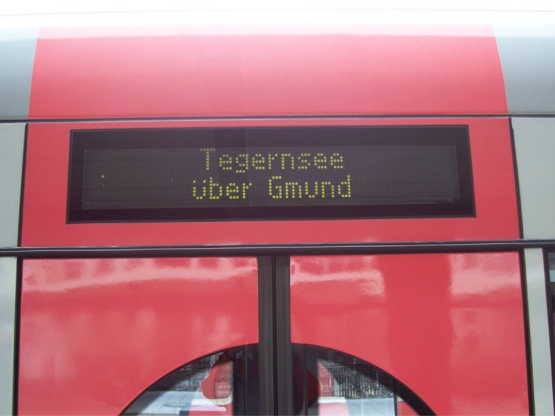hier geht es bei diesem wagen nach tegernsee ber gmund,gesehn an der bayerischen oberlandbahn am mnchener hauptbahnhof, 26.02.07 