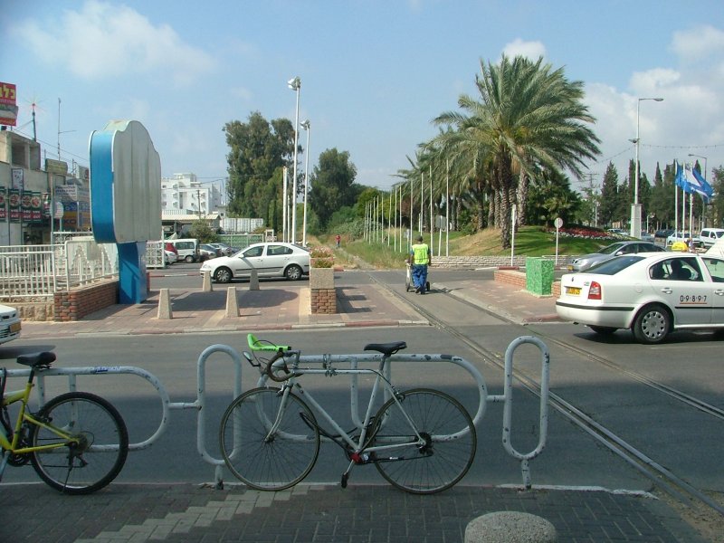 Hier geht es nicht mehr weiter. Nahariya, nrdlichster Endpunkt des Israelischen Streckennetzes, am 14.05.2007. Das Gleis im Vordergrund geht weiter in Richtung Libanon, wird aber offensichtlich nicht regelmig befahren. Vielleicht ja zuletzt im Juli 2006.