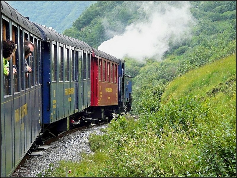 Hier geht es wieder talwrts mit der DFB Dampflok HG 3/4  Furkahorn  auf ihrer Fahrt in Richtung Realp am 01.08.08. (Jeanny)