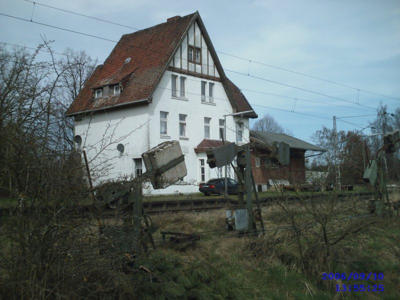 Hier gibt es noch richtige Nebenbahnidylle. Man beachte das
Weichenspannwerk!