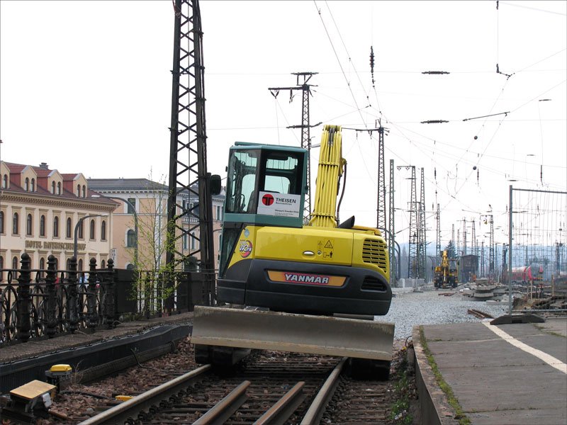 Hier gibt es offenbar Probleme mit der passenden Spurweite. Dresden-Neustadt, Gleis 1; 01.04.2008