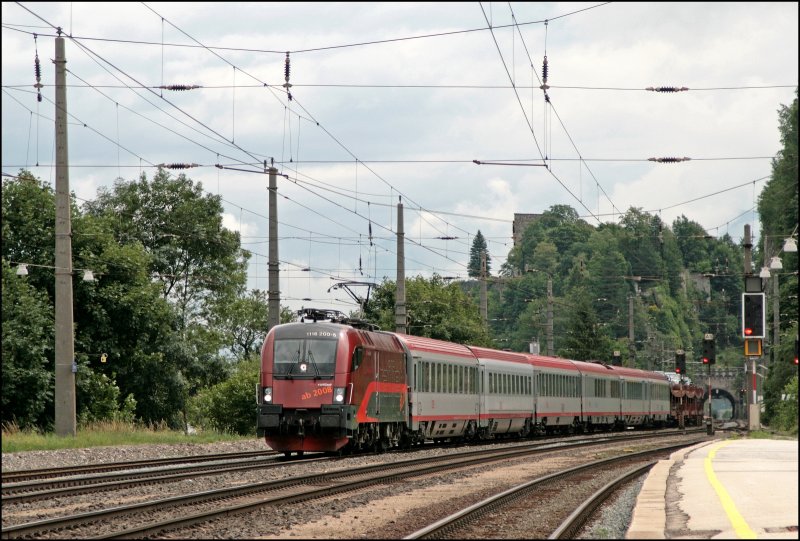 Hier ist Grund Eins fr den Ausflug nach Brixlegg: 1116 200 bringt den OEC 662 von Wien West nach Feldirch und wird in Brixlegg erfolgreich ins Visier genommen. (08.07.2008)
