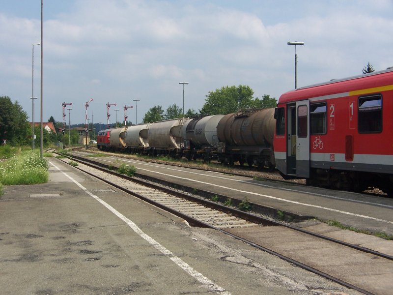 Hier ist der Gterzug mit der 225 (siehe Video) abfahrbereit im Bf Trostberg. Vorher fhrt die 628/928-Einheit aus. Juli 2007